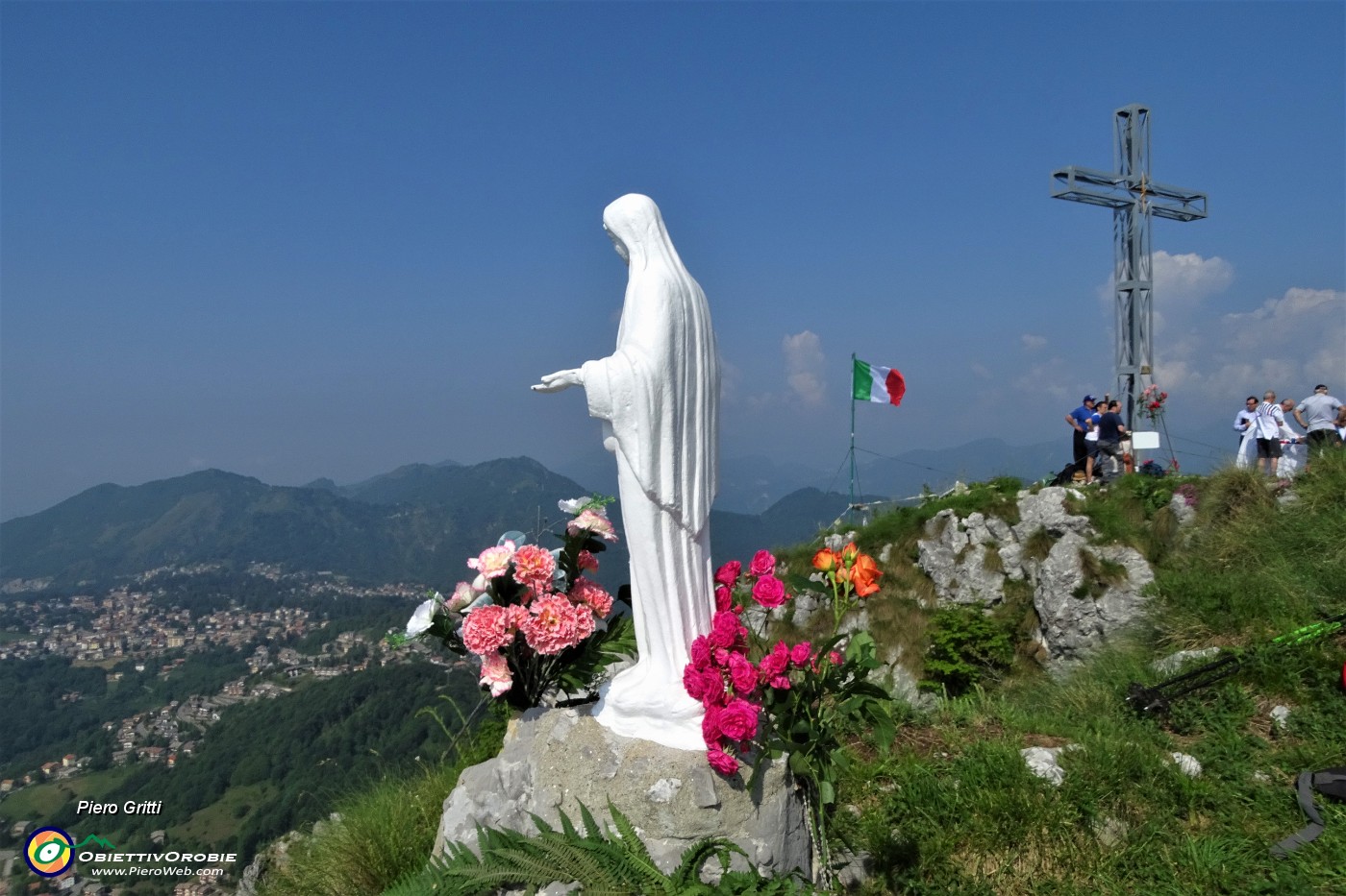 41 La  storica bianca Madonnina  e la recente croce rivolte sull'altopiano Selvino-Aviatico.JPG